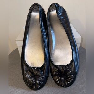 Anne Klein Sport Black Flats with Floral Accent - sz9.5 (P23)